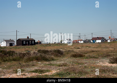 Case sulla spiaggia di fronte a Dungeness, Romney Marsh, Folkestone, Kent, Inghilterra, Europa Foto Stock