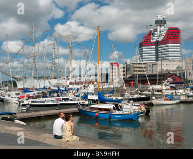 Vista sul porto durante il periodo estivo a Lilla Bommen a Göteborg in Svezia Foto Stock