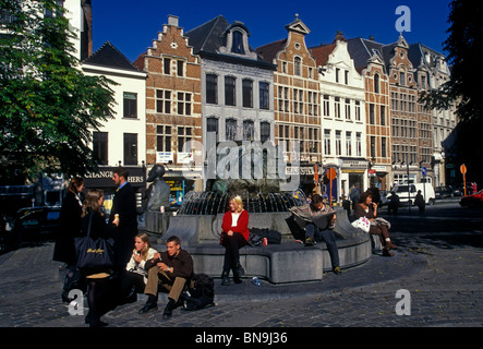 Persone fontana architettura lungo la Rue de la Montagne città di Bruxelles Regione Bruxelles-capitale Belgio Europa Foto Stock