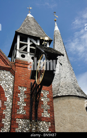 La torre dell'orologio di San Michele in Lewes Chiesa, High Street, Lewes, East Sussex, England, Regno Unito Foto Stock