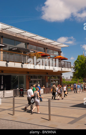 La gente camminare passato il ristorante wagamama in Norwich , Norfolk , in Inghilterra , Gran Bretagna , Regno Unito Foto Stock