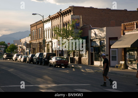 La luce del tramonto riflesso edifici storici nel piccolo paese di montagna di salida, Colorado, STATI UNITI D'AMERICA Foto Stock
