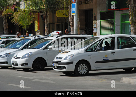 Taxi dalla stazione degli autobus, Fuengirola, Costa del Sol, provincia di Malaga, Andalusia, Spagna, Europa occidentale. Foto Stock