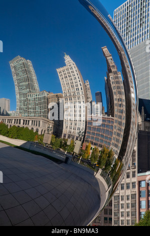 Il cloud gate o bean scultura di atrist Anish Kapoor AT&T Plaza in Millennium Park all'interno del Loop area comunitaria di Chicago Foto Stock