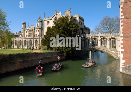 St Johns College e il Ponte dei Sospiri in primavera, Cambridge, Inghilterra Foto Stock