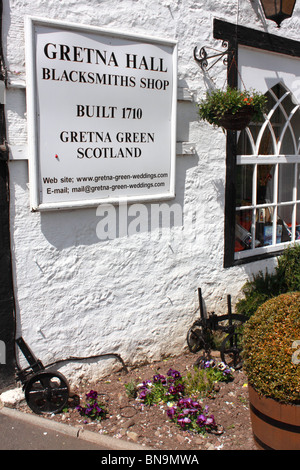 Il Gretna Hall del fabbro shop in Gretna village, Scozia Foto Stock