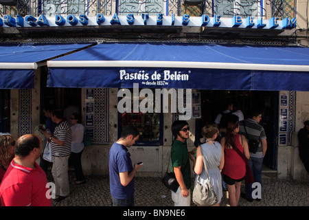 Coda dei clienti fuori Pasteis de Belem, Lisbona, Portogallo Foto Stock