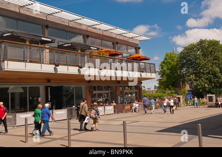 La gente camminare passato il ristorante wagamama in Norwich , Norfolk , in Inghilterra , Gran Bretagna , Regno Unito Foto Stock