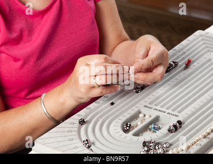 In prossimità dei talloni di filettatura sul filo per rendere cordone artistica collana o bracciale Foto Stock