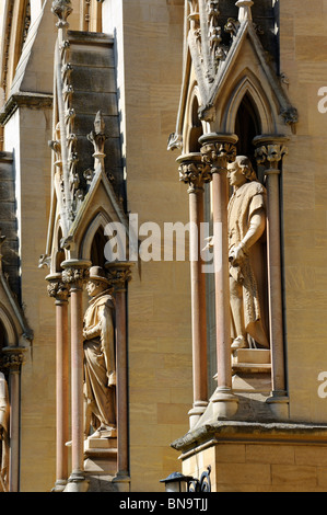 Statue ornano St Johns College Chapel in Cambridge, Inghilterra Foto Stock