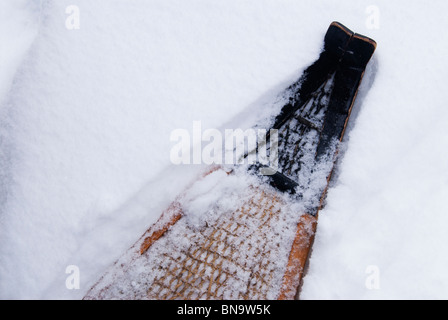 Le punte di una coppia di tradizionali a punta di racchette da neve visibile in fresco in polvere di neve in inverno in Ontario. Foto Stock