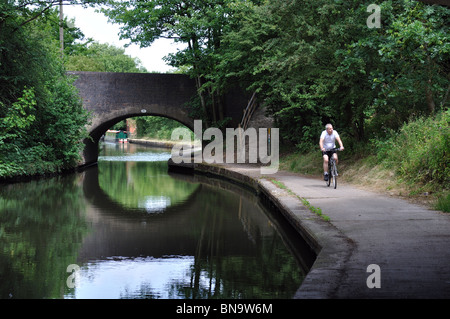 Ciclista sul Grand Union Canal alzaia, Copto Heath, West Midlands, England, Regno Unito Foto Stock