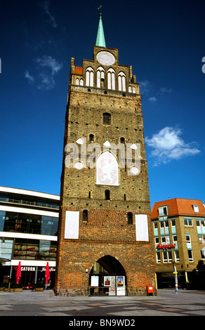 Medioevale gotica in mattoni Kröpeliner Tor nella città tedesca di Rostock. Foto Stock