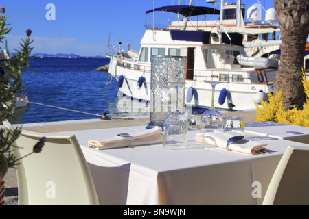 Piatto da tavola bicchieri in marina port Cena mediterranea Foto Stock