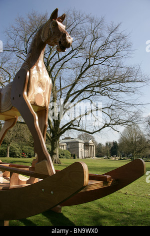 Station wagon di Tatton Park, Inghilterra. Parte del Parco Tatton Biennale Arte celebrazione è la Marcia Farquhar 'cavallo è un nobile animale'. Foto Stock