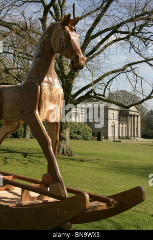 Station wagon di Tatton Park, Inghilterra. Parte del Parco Tatton Biennale Arte celebrazione è la Marcia Farquhar 'cavallo è un nobile animale'. Foto Stock