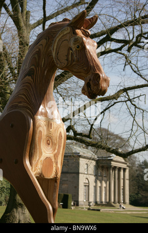 Station wagon di Tatton Park, Inghilterra. Parte del Parco Tatton Biennale Arte celebrazione è la Marcia Farquhar 'cavallo è un nobile animale'. Foto Stock