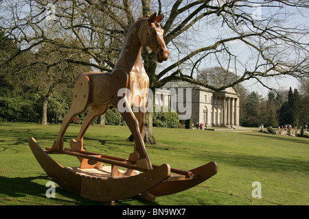 Station wagon di Tatton Park, Inghilterra. Parte del Parco Tatton Biennale Arte celebrazione è la Marcia Farquhar 'cavallo è un nobile animale'. Foto Stock