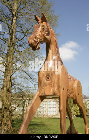 Station wagon di Tatton Park, Inghilterra. Parte del Parco Tatton Biennale Arte celebrazione è la Marcia Farquhar 'cavallo è un nobile animale'. Foto Stock