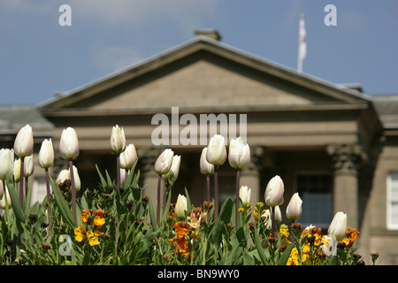 Station wagon di Tatton Park, Inghilterra. Vista la molla di tulipani nel Joseph Paxton progettato giardino all italiana. Foto Stock