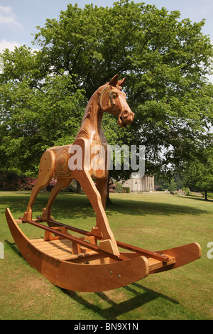 Station wagon di Tatton Park, Inghilterra. Parte del Parco Tatton Biennale Arte celebrazione è la Marcia Farquhar 'cavallo è un nobile animale'. Foto Stock