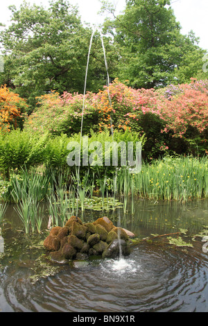 Station wagon di Tatton Park, Inghilterra. Molla di pittoresca vista di un piccolo laghetto e fontana in Tatton giardini. Foto Stock