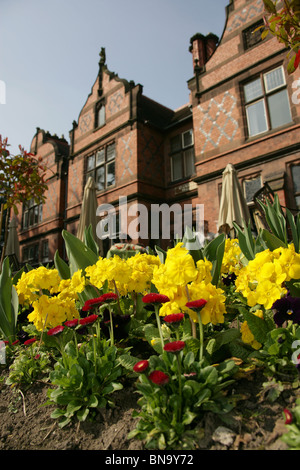 Chester giardini zoologici. Basso angolo di visualizzazione della molla lettiera piante con il ristorante Oakfield, in background. Foto Stock