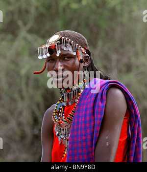 Un bel guerriero Masai ritratto preso nella Riserva Nazionale di Masai Mara , Kenya Foto Stock