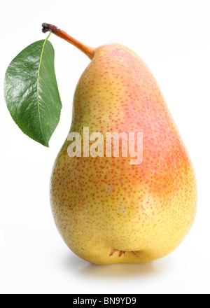 Una pera con una foglia. Isolato su uno sfondo bianco. Foto Stock