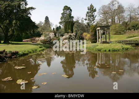 Cholmondeley Castle Gardens. Vista la molla del tempio acqua da giardino a Cholmondeley Castle Gardens. Foto Stock