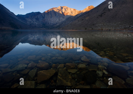 Sunrise a condannare il lago di Sierra mountians in background. Foto Stock