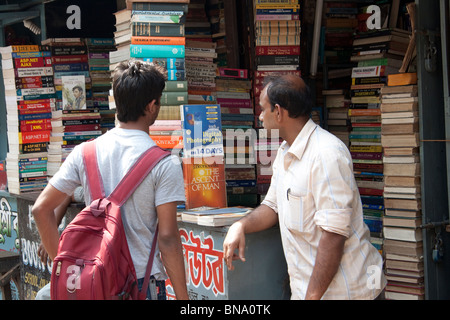 Un acquirente e un venditore in un libro stallo in College Street in Kolkata (Calcutta), West Bengal, India. Foto Stock