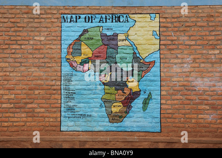 Mappa di Africa, dipinto sul muro di una scuola in Africa (Ruanda) Foto Stock