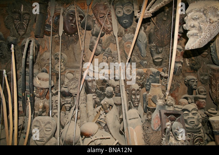 Masai maschere di legno e artigianato tradizionale gli elementi che sono venduti a un negozio di souvenir vicino alla Riserva Nazionale di Masai Mara Kenya, Africa orientale Foto Stock