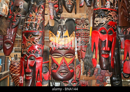 Masai maschere di legno e artigianato tradizionale gli elementi che sono venduti a un negozio di souvenir vicino alla Riserva Nazionale di Masai Mara Kenya, Africa orientale Foto Stock