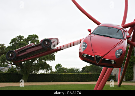 La Alfa Romeo Quadrifoglio scultura davanti casa di Goodwood al Festival della Velocità 2010 West Sussex England Regno Unito Foto Stock