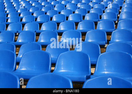 Vuoto sedili in plastica in uno stadio Foto Stock