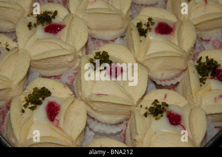 Bengali dolci in un negozio di dolci in Kolkata (Calcutta), West Bengal, India. Foto Stock