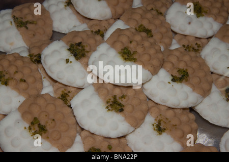 Bengali dolci in un negozio di dolci in Kolkata (Calcutta), West Bengal, India. Foto Stock