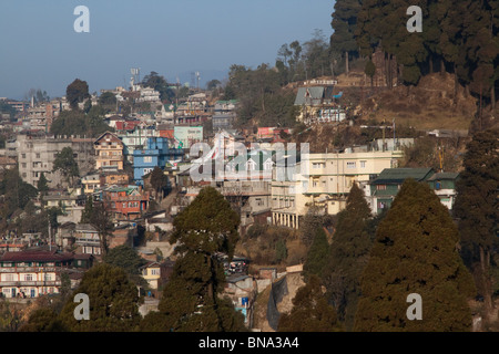 Grappolo di case nella città di 'Ghum' vicino a Darjeeling, West Bengal, India. Foto Stock