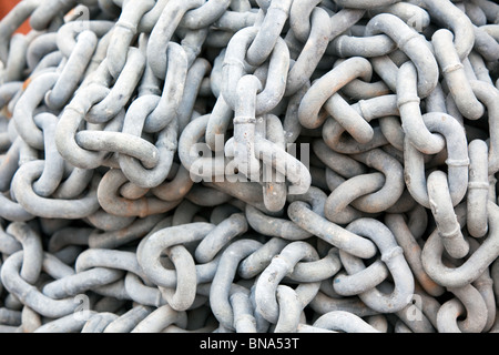 Nuova catena di ancoraggio sfondo heap. shot orizzontale Foto Stock