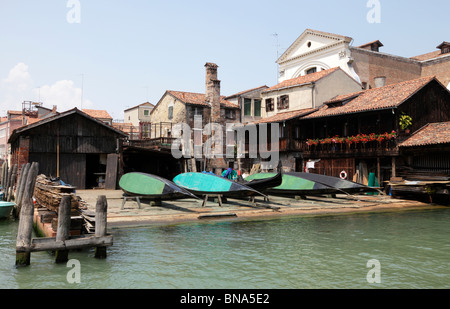 Il workshop in gondola lungo il Rio di San Trovaso nella zona di Dorsoduro di Venezia Italia Foto Stock