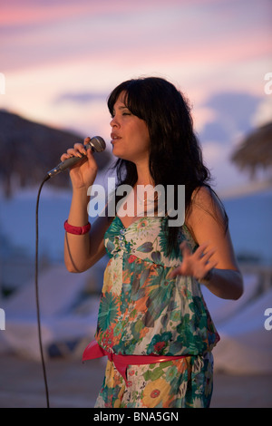 Female Vocal singer, sun impostare lo sfondo. Foto Stock