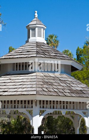 Crystal River, FL - Mar 2009 - bianco gazebo in privato campeggio in Crystal River, Florida Foto Stock