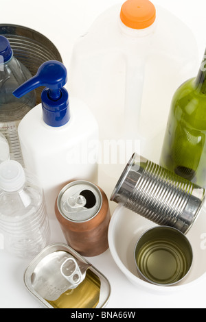 La bottiglia di plastica può, vetro, concetto di riciclaggio Foto Stock