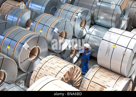 ArcelorMittal: produzione di bobine di acciaio; negozio di completa di acciaio in rotoli pronti per la spedizione Foto Stock