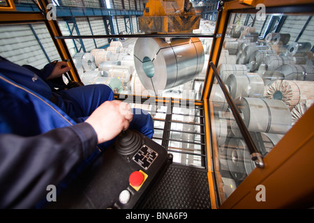 ArcelorMittal: produzione di bobine di acciaio; il caricamento completo di bobine in acciaio da una gru elettromagnetico Foto Stock