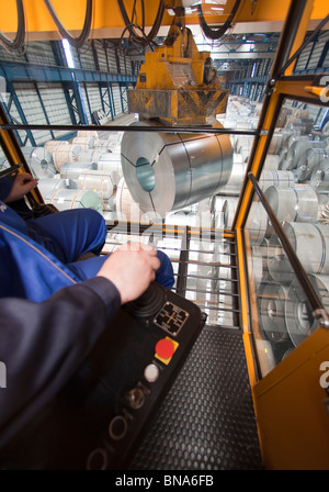 ArcelorMittal: produzione di bobine di acciaio; il caricamento completo di bobine in acciaio da una gru elettromagnetico Foto Stock