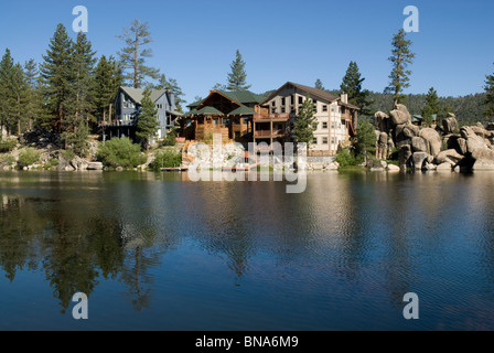 Belle case per le vacanze sulla costa della Baia di Boulder al Big Bear Lake, CALIFORNIA, STATI UNITI D'AMERICA Foto Stock
