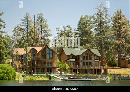 Lussuose case vacanza sulla riva del Big Bear Lake, CALIFORNIA, STATI UNITI D'AMERICA Foto Stock
